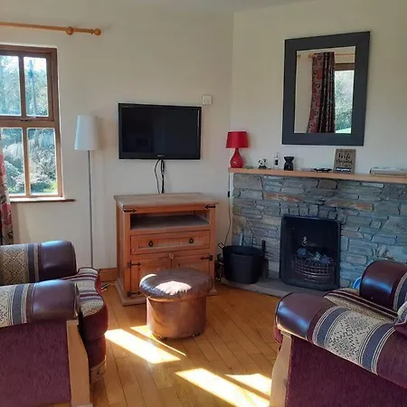 Cosy Cottage, Near The Sea, Glengarriff.-3