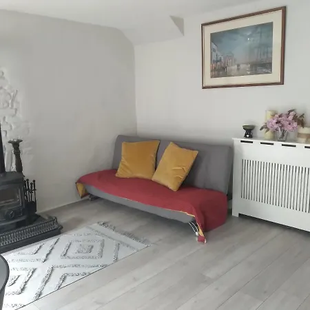 Up Stairs Double Apartment Innishannon Mariners Rest-2